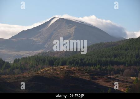 Montagnes, nuages, forêts, ciel bleu et beaux paysages sur un sentier de randonnée dans la forêt de Ghydyr Parc national de Snowdonia pays de Galles le matin de janvier. Banque D'Images