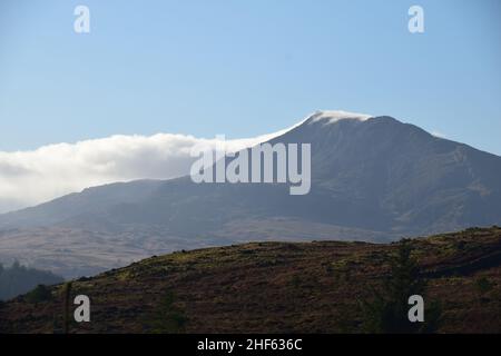 Montagnes, nuages, forêts, ciel bleu et beaux paysages sur un sentier de randonnée dans la forêt de Ghydyr Parc national de Snowdonia pays de Galles le matin de janvier. Banque D'Images