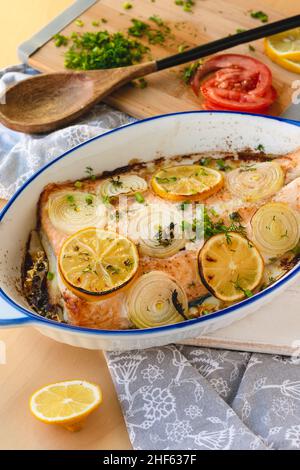 Filet de saumon cuit avec des légumes.Plat à poisson Banque D'Images