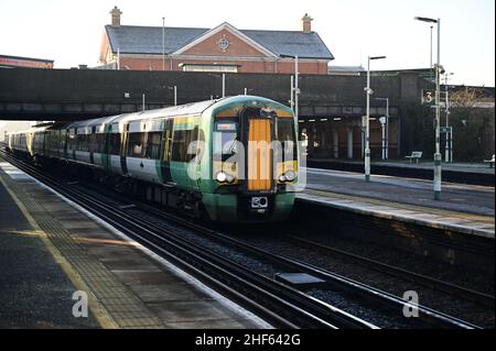 Un train de classe 377 de marque Southern à la gare de Horley, à Surrey, le 14 2022 janvier, par un matin hivernal froid. Banque D'Images