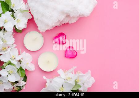 Fond rose de Saint-Valentin avec coeurs, bougies et fleurs avec espace de copie, thème de soin spa pour les salons de beauté Banque D'Images