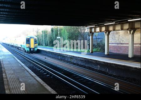 Un train de classe 377 de marque Southern à la gare de Horley, à Surrey, le 14 2022 janvier, par un matin hivernal froid. Banque D'Images