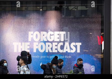 Les gens font la queue devant une publicité intitulée « Forget the Forecast » à l'extérieur d'un magasin Nike Town le lendemain de Noël dans le centre de Londres. Banque D'Images