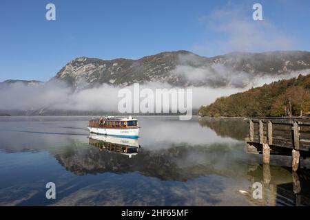 Le brouillard du matin au lac Wochein se dissipe et les montagnes deviennent visibles, Slovénie, 15.10.2021. Banque D'Images