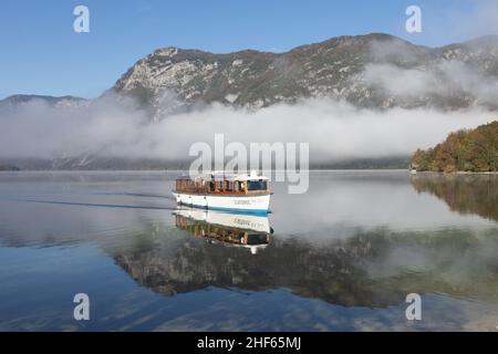 Le brouillard du matin au lac Wochein se dissipe et les montagnes deviennent visibles, Slovénie, 15.10.2021. Banque D'Images