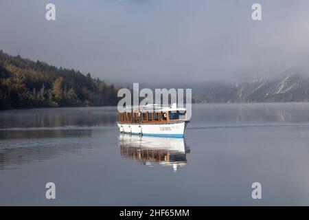 Le brouillard du matin au lac Wochein se dissipe et les montagnes deviennent visibles, Slovénie, 15.10.2021. Banque D'Images