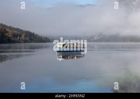 Le brouillard du matin au lac Wochein se dissipe et les montagnes deviennent visibles, Slovénie, 15.10.2021. Banque D'Images