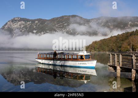 Le brouillard du matin au lac Wochein se dissipe et les montagnes deviennent visibles, Slovénie, 15.10.2021. Banque D'Images