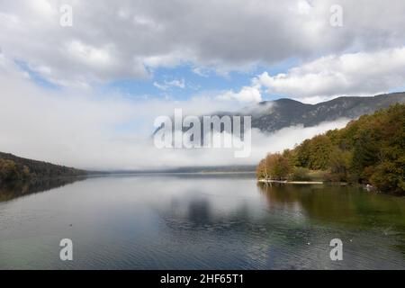 Le brouillard du matin au lac Wochein se dissipe et les montagnes deviennent visibles, Slovénie, 15.10.2021. Banque D'Images