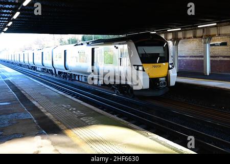 Une locomotive de classe 700 à la gare de Horley, à Surrey, le 14 2022 janvier, par un matin hivernal froid. Banque D'Images