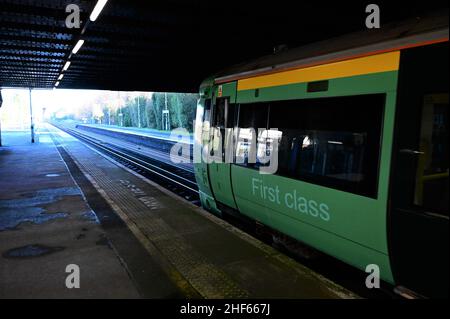 Un train de classe 377 de marque Southern à la gare de Horley, à Surrey, le 14 2022 janvier, par un matin hivernal froid. Banque D'Images