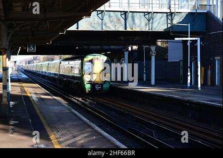 Un train de classe 377 de marque Southern à la gare de Horley, à Surrey, le 14 2022 janvier, par un matin hivernal froid. Banque D'Images