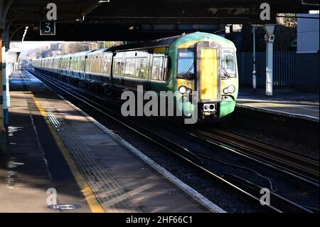 Un train de classe 377 de marque Southern à la gare de Horley, à Surrey, le 14 2022 janvier, par un matin hivernal froid. Banque D'Images