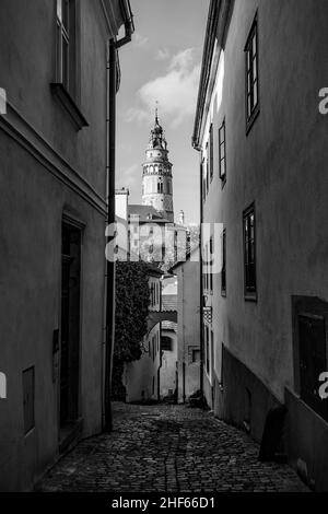 Vieille rue de Cesky Krumlov, République tchèque.Paysage urbain noir et blanc Banque D'Images