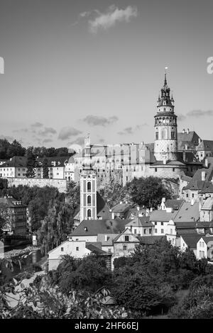 Cesky Krumlov en République tchèque.Vue en noir et blanc sur la vieille ville et le paysage urbain Banque D'Images