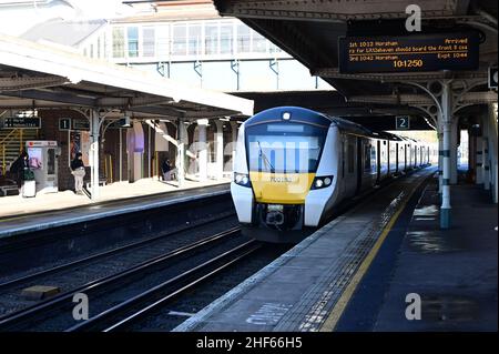 Une locomotive de classe 700 à la gare de Horley, à Surrey, le 14 2022 janvier, par un matin hivernal froid. Banque D'Images