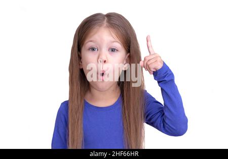 Enfant de découverte important a soulevé avec l'index relevé avec la bouche ouverte, isolé sur fond blanc regardant la taille de l'appareil photo vers le haut de li caucasien Banque D'Images