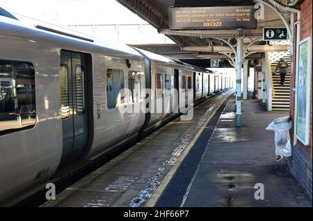 Une locomotive de classe 700 à la gare de Horley, à Surrey, le 14 2022 janvier, par un matin hivernal froid. Banque D'Images