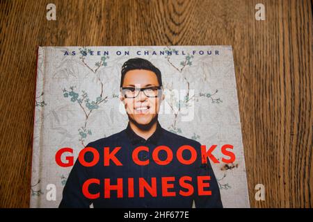 Durham, Royaume-Uni - 20 Nov 2020: GOK WAN Celebrity Cooks Chinese. Comme on l'a vu sur la chaîne de télévision 4 - facile à faire à la maison des recettes chinoises. Apprendre ho Banque D'Images