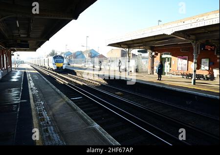 Une locomotive de classe 700 à la gare de Horley, à Surrey, le 14 2022 janvier, par un matin hivernal froid. Banque D'Images