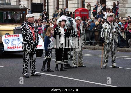 Les rois et les reines de la fête du nouvel an, connus sous le nom de perlies, se sont également connus à Londres Banque D'Images