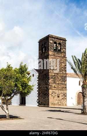 Bâtiment typique d'église blanche de style canari dans le village de la Oliva à Fuertreventura Banque D'Images