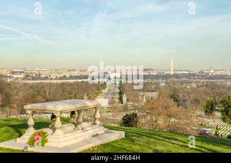 Vue aérienne de Washington DC depuis le cimetière d'Arlington à Washington DC, va, États-Unis.Célèbre Skyline de la capitale des États-Unis lors d'une journée ensoleillée d'hiver. Banque D'Images