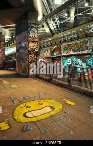 Centre de Londres pour les graffitis, le tristement célèbre Banksy tunnel, Leake Street, Waterloo. Banque D'Images