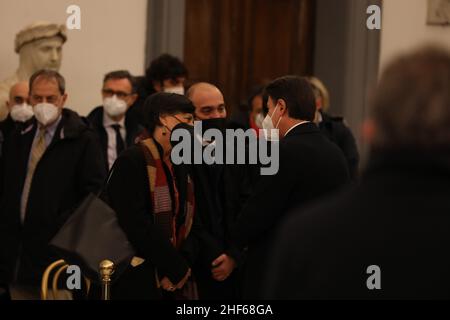 13 janvier 2022, Rome, Lazio, Italie: À Campidoglio de Rome la chapelle mortuaire de David Sassoli, président du Parlement européen. Dans cette photo, le secrétaire général œMovimento Giuseppe Conte avec la famille Sassoli (Credit image: © Paolo Pizzi/Pacific Press via ZUMA Press Wire) Banque D'Images