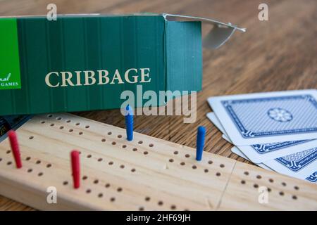 Cribbage, ou CRIB, est un jeu de cartes traditionnellement pour deux joueurs qui implique de jouer et de regrouper des cartes dans des combinaisons qui gagnent des points. Les points sont Banque D'Images