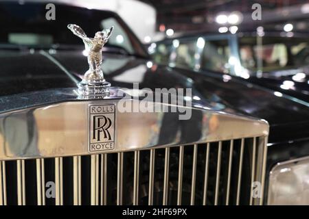 '7/31/2021 - Sharjah, Émirats Arabes Unis : logo Rolls Royce sur une voiture noire, gros plan sur une marque britannique classique de luxe » Banque D'Images