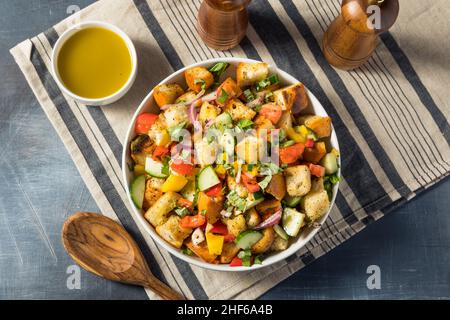 Salade de pain Panzanella italienne maison avec basilic à la tomate et concombre Banque D'Images