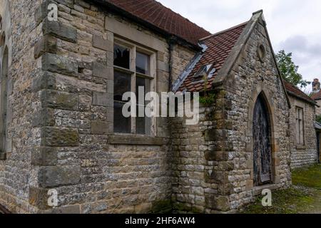 Cropton, Royaume-Uni - 5th octobre 2019 : carte postale pittoresque du magnifique village rural de Cropton, Angleterre.Maison de campagne et maisons en pierre, fleurissant Banque D'Images