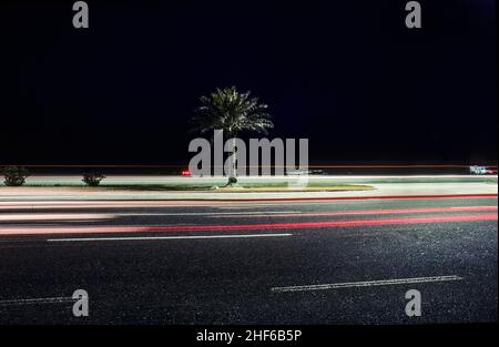 rue à la promenade de la plage dans la ville de Kuweit la nuit Banque D'Images