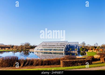 Vue sur la légendaire Glasshouse et le lac de RHS Garden, Wisley, Surrey, par une journée ensoleillée en hiver Banque D'Images