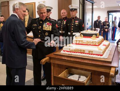 Le secrétaire de la Marine Ray Mabus, à gauche, et commandant du général du corps des Marines James F. Amos, deuxième à partir de la gauche, utilisent une épée pour couper le gâteau lors de la célébration d'anniversaire du corps des Marines au Pentagone le 121107 novembre Banque D'Images