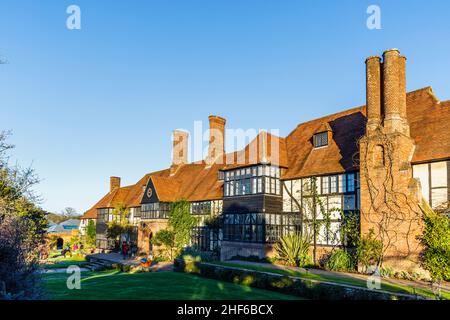 Vue arrière de l'extérieur de l'emblématique bâtiment de laboratoire de RHS Garden, Wisley, Surrey en hiver, par une journée ensoleillée avec un ciel bleu clair Banque D'Images