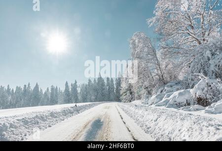 route de la neige dans un paysage hivernal enneigé Banque D'Images