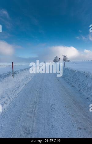 route enneigée dans un paysage hivernal enneigé Banque D'Images