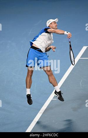 14th janvier 2022 : Ken Rosewall Arena, parc olympique de Sydney, Sydney, Australie ; Sydney tennis Classic,Jour 6 demi finale: Aslan Caratsev de Russie sert à Daniel Evans de Grande-Bretagne Banque D'Images