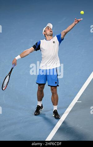 14th janvier 2022 : Ken Rosewall Arena, parc olympique de Sydney, Sydney, Australie ; Sydney tennis Classic,Jour 6 demi finale: Aslan Caratsev de Russie sert à Daniel Evans de Grande-Bretagne Banque D'Images