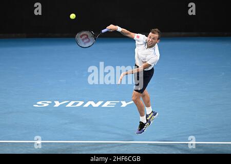 14th janvier 2022 : Ken Rosewall Arena, parc olympique de Sydney, Sydney, Australie ; Sydney tennis Classic,Jour 6 demi finale: Daniel Evans de Grande-Bretagne sert à Aslan Caratsev de Russie Banque D'Images