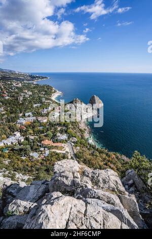 Vue aérienne du magnifique paysage du village de Simeiz depuis la montagne du chat.Diva et Penea rochers en arrière-plan.Crimée. Banque D'Images