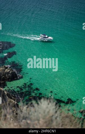 Yacht approchant le magnifique lagon de Bounty, cap Fiolent à Balaklava, Sébastopol, Russie.Vue depuis le sommet du rocher.Eau de mer émeraude d'azur par beau temps.Concept de voyage vacances d'été. Banque D'Images