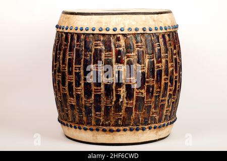 Tambour Taiko japonais en bois massif avec deux têtes de peau, motif bambou sur les côtés. Banque D'Images