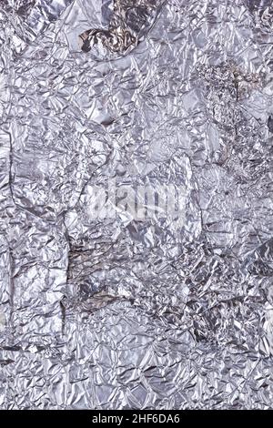 Fond de texture verticale en aluminium gris argenté brillant et fortement froissé pour le design Banque D'Images