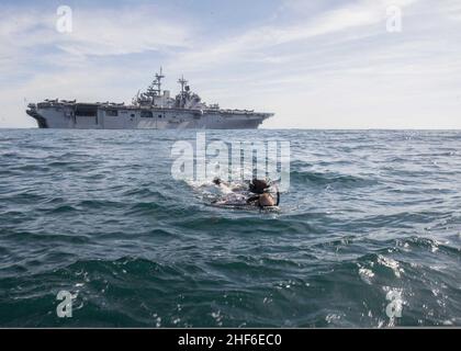 Les nageurs de recherche et sauvetage (SAR) affectés au navire d'assaut amphibie USS Wasp (LHD 1) nagent vers un bateau gonflable à coque rigide pendant une recherche et un sauvetage 130727 Banque D'Images
