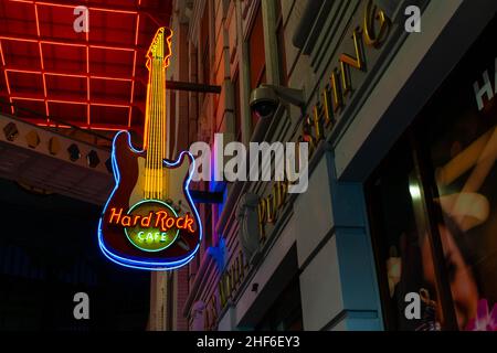 Manchester, Royaume-Uni - 22nd septembre 2019 : Hard Rock café vibrant Neon Guitar Sign à l'entrée du pub et bar à cocktails Hardrock café et restaurant Banque D'Images