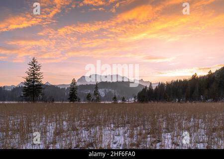 Coucher de soleil au Barmsee près de Krün / Wallgau, vue depuis le sentier de plaisance dans l'Alpenwelt Karwendel, Bavière, Allemagne Banque D'Images