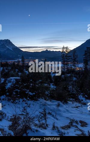 Tourné de nuit au-dessus de Garmisch-Partenkirchen, Bavière, Allemagne Banque D'Images